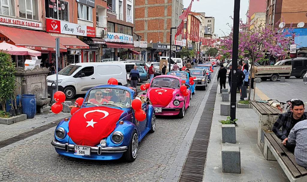 Tekkeköy'de "23 Nisan" Kapsamında Bando Gösterisi ve Vosvos Turu Düzenlendi
