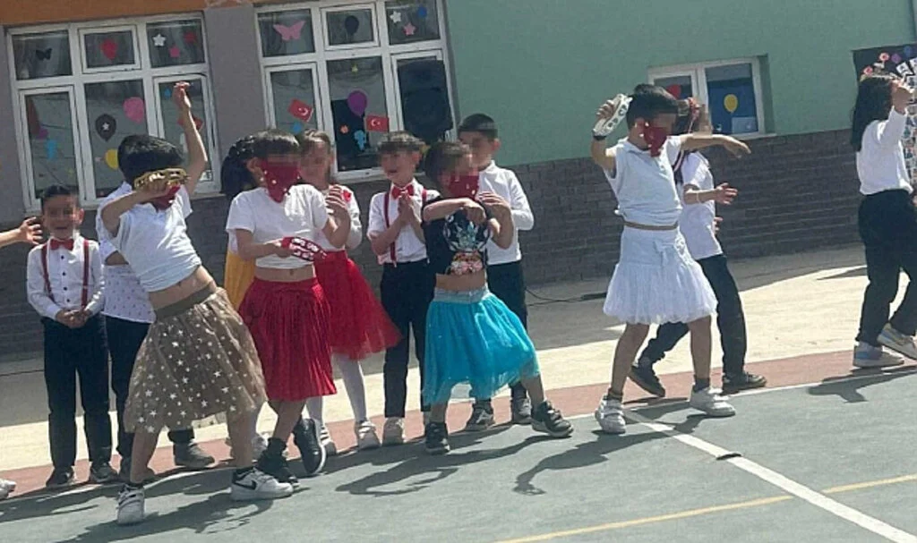 Tokat'ta Rezalet Erkek Öğrencilere Etek Giydirdiler