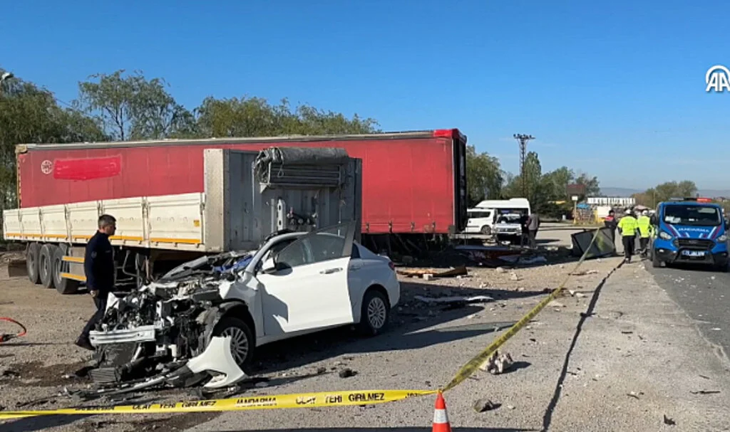 Trafik Kazası: 1 Kişi Hayatını Kaybetti, 2 Kişi Yaralandı