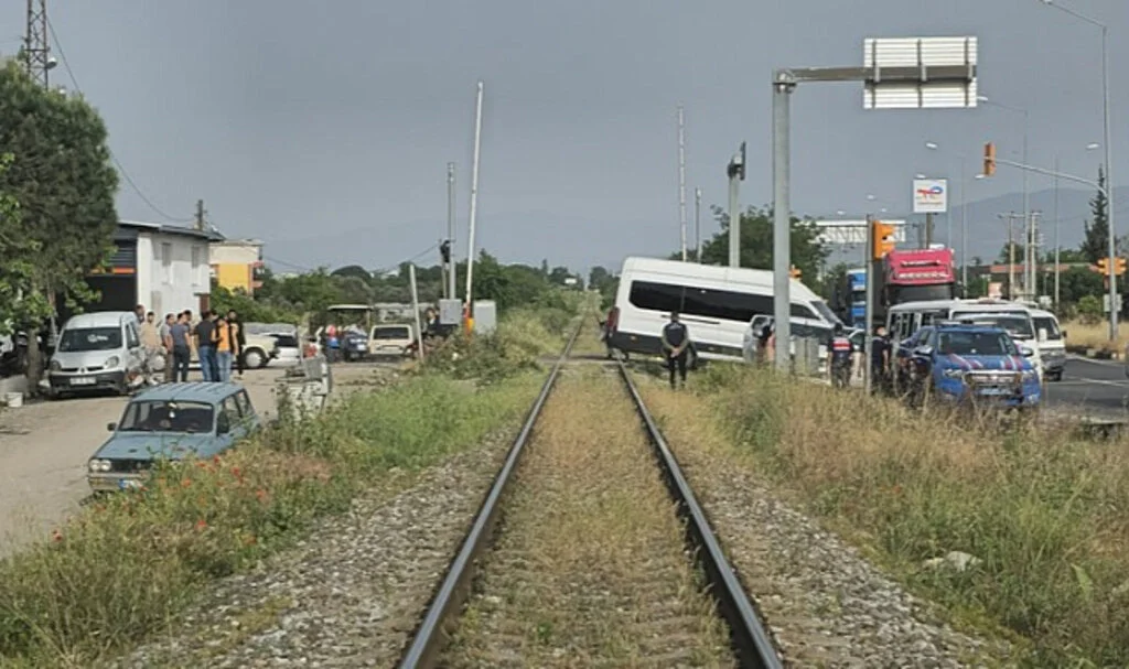 Tren Motosikletliyi Ezdi: Sürücü Ağır Yaralı