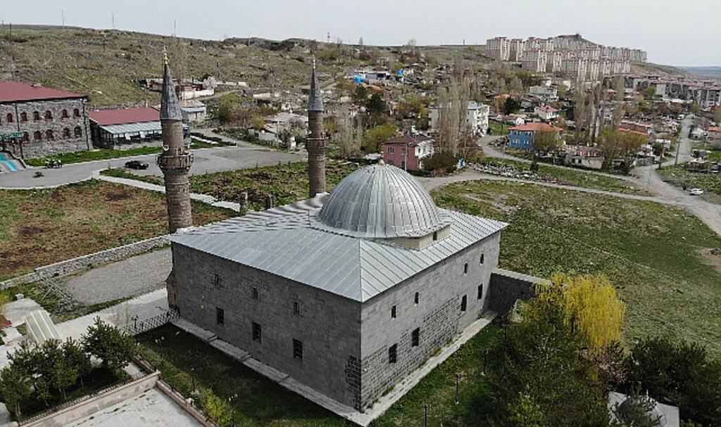 Ulu Camii'de Ermeniler 285 Türk'ü Diri Diri Yakmıştı: İzleri Hala Duvarlarda