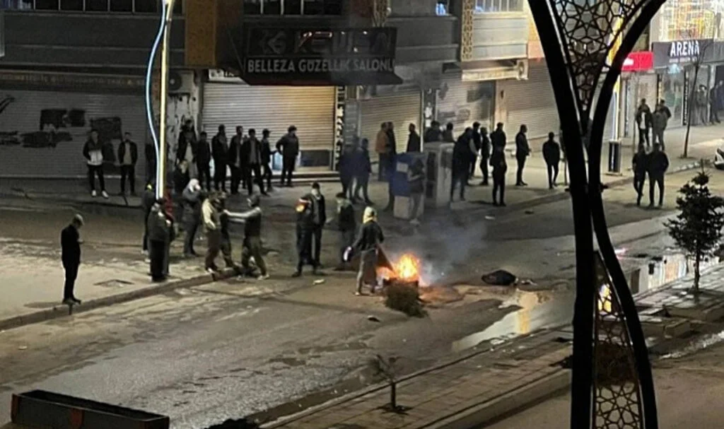 Van ve Hakkari'de Mazbata Protestoları: Asker Şehre İndi, Tansiyon Yükseldi