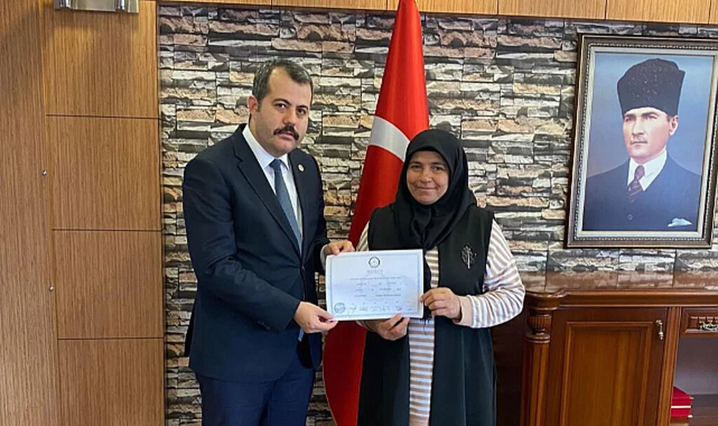 Vezirköprü'de Tarihi Adım: Tek Kadın Muhtar Şerife Ak Mazbatasını Aldı