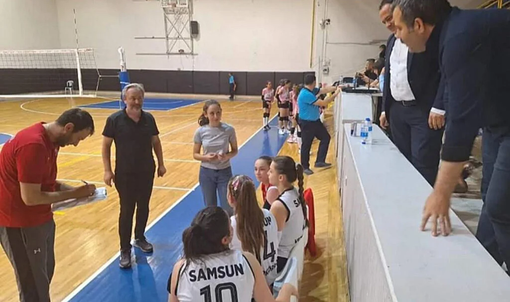 Vezirköprülü Kızlar Şampiyona Yolunda