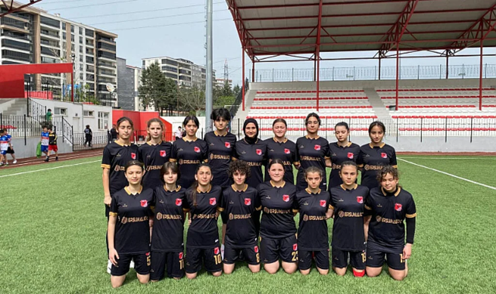 Yab-Pa'nın kızları sahaya indi