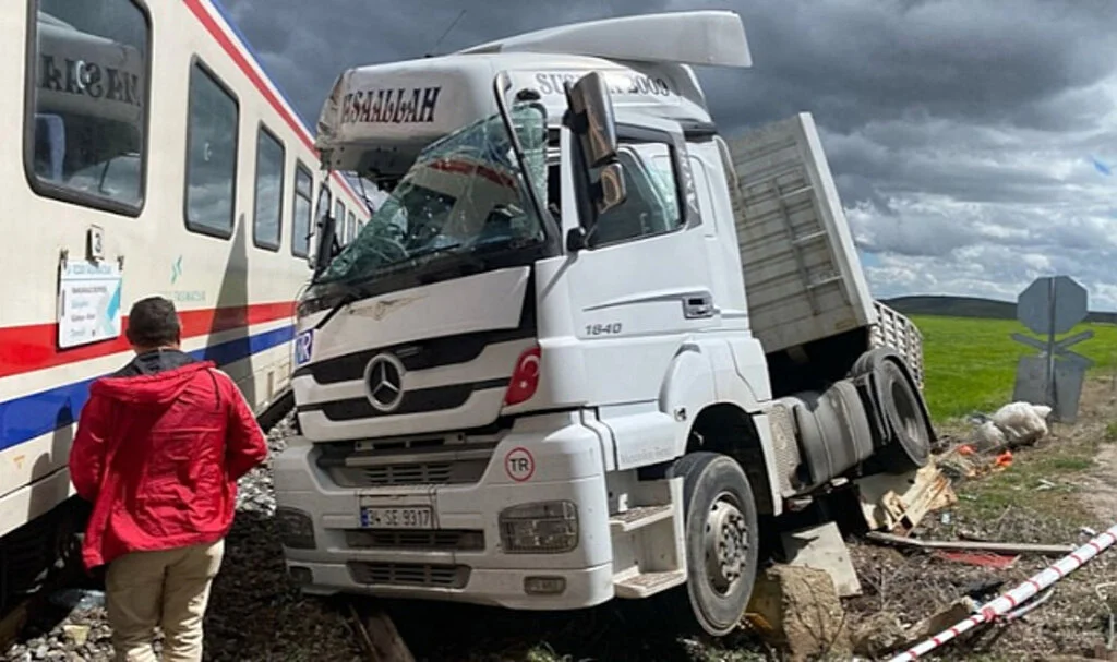 Yolcu Treni, TIR'a Çarptı
