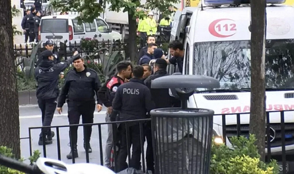 1 Mayıs'ta Taksim'de Yine Gerginlik: Polislere Kaldırım Taşıyla Saldırdılar
