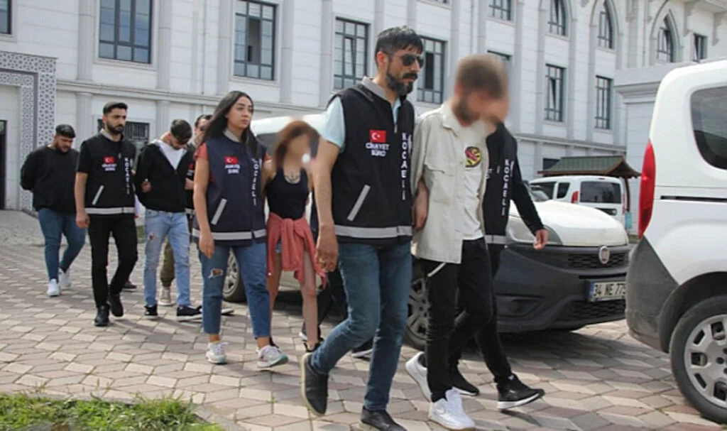 18 yaşındaki genç kız, boynuna ip bağlanmış halde ölü bulundu... 5 kişi gözaltında