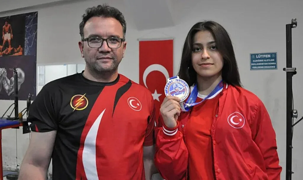 30 Yıllık Ekipmanlarla Avrupa Bilek Güreşi Şampiyonası'nda Zafer