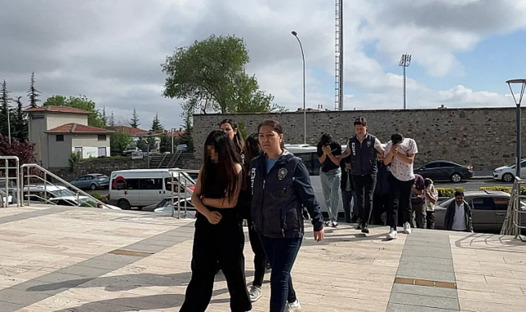 350 Kişiyi Dolandırmışlardı: 27 kişiden 7'si tutuklandı