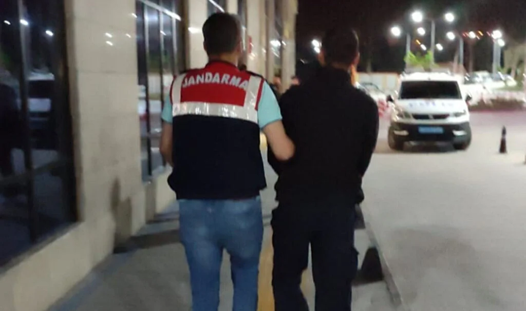8 ilde eş zamanlı  FETÖ baskını 