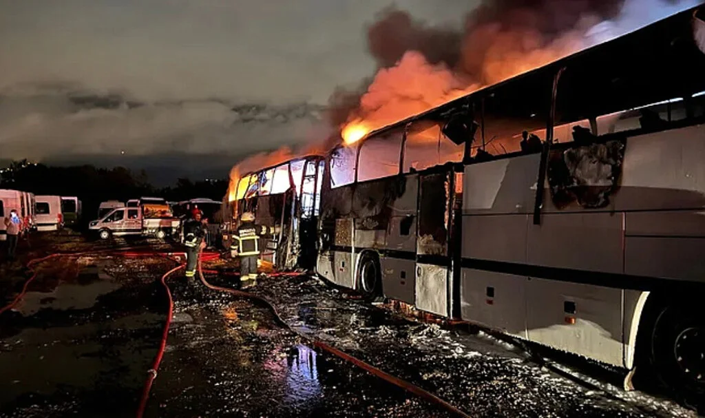 Açık Otoparkta Yangın: 15 Toplu Taşıma Aracı Kül Oldu