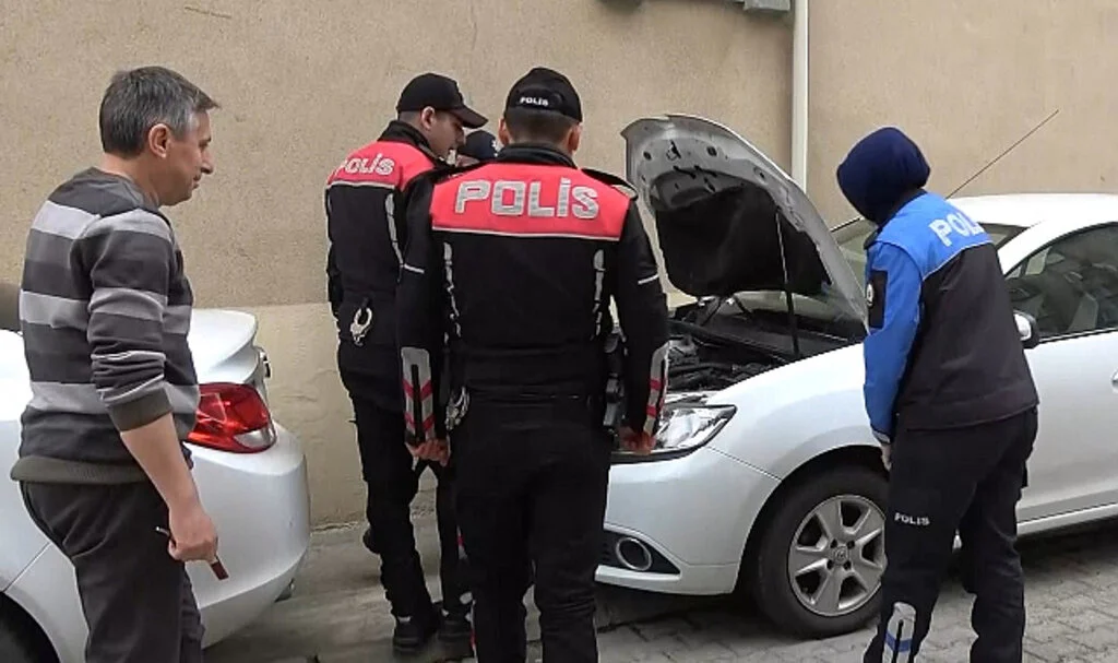 Amasya'da Polislerden Kedi Kurtarma Operasyonu