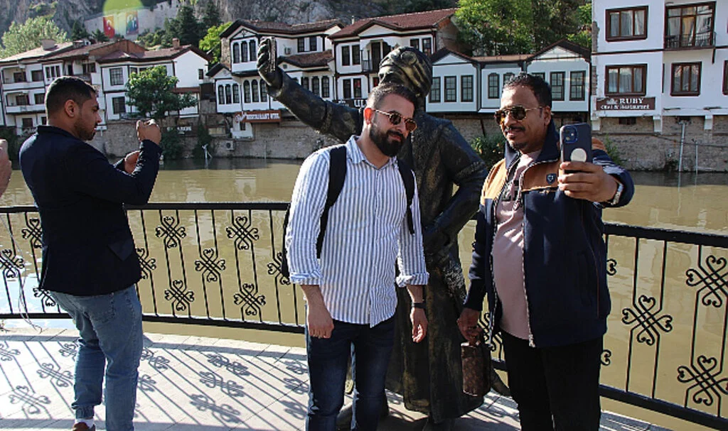Amasya'nın Simge Heykeline Boyalı Saldırı