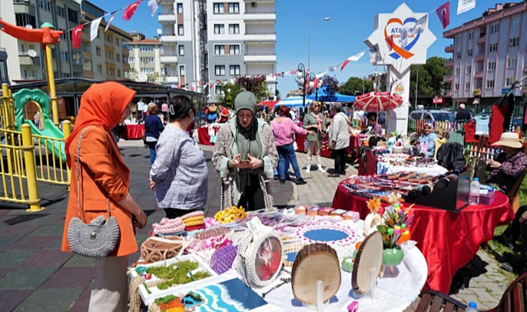 Anneler Günü'ne Özel Pazarda Kadınlar Hem Eğlendi Hem Ürünlerini Sattı