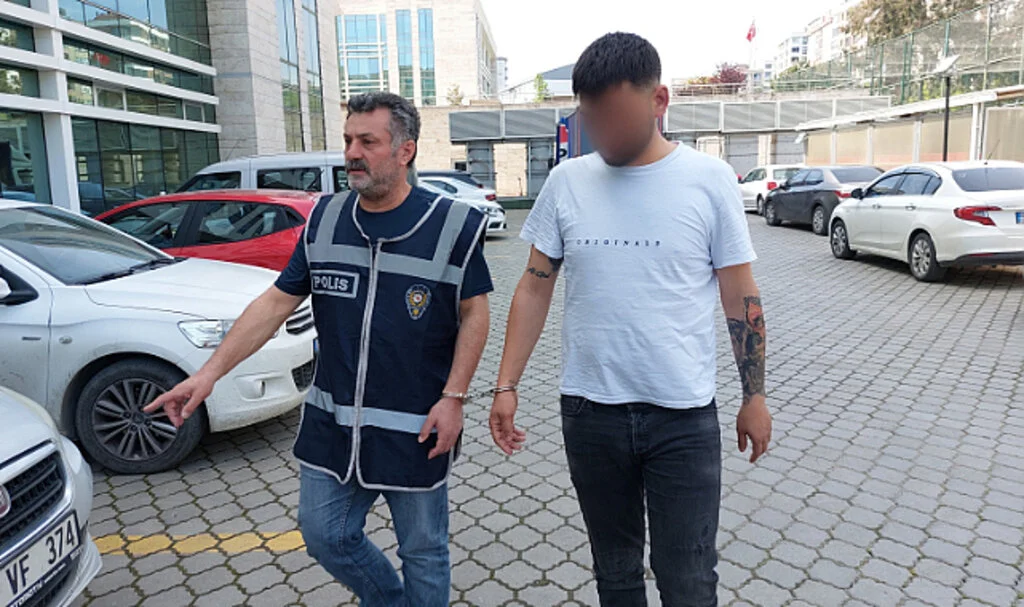 Annesine bıçak çeken genç tutuklandı