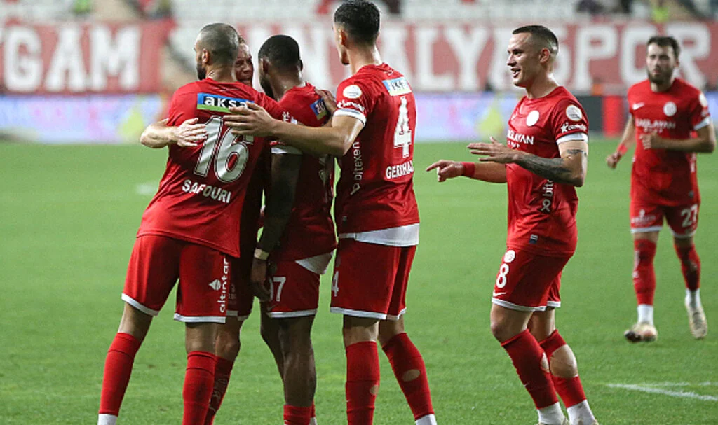 Antalyaspor, Adana Demirspor'u Yenerek 3 Maçlık Galibiyet Hasretine Son Verdi