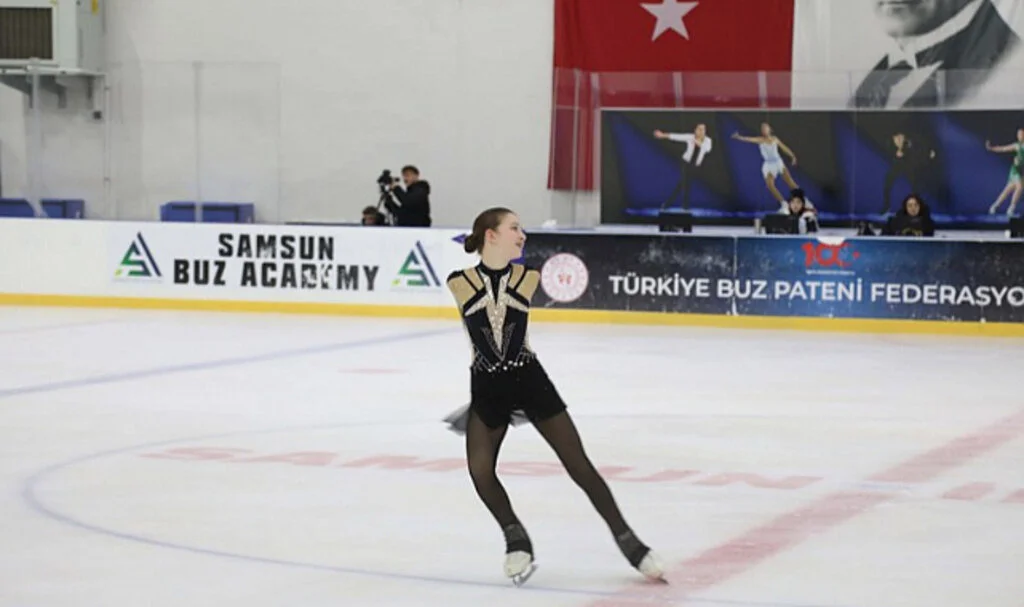 Artistik ve Senkronize Buz Pateni Yarışmaları Samsun'da Başladı