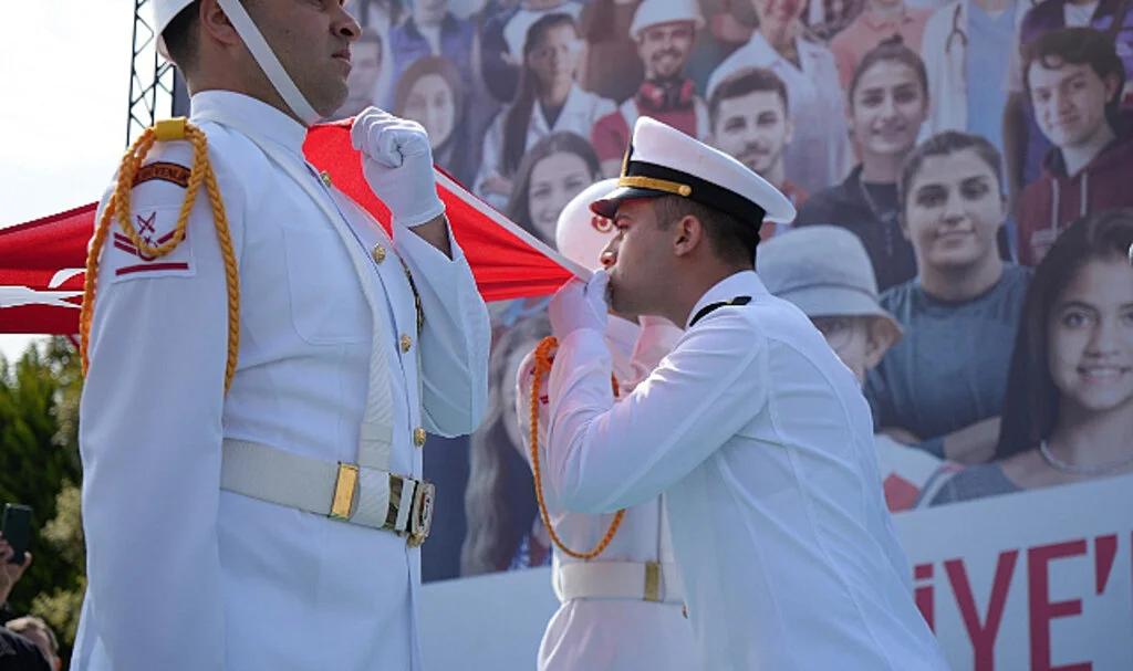 Atatürk'ü Temsil Eden Bayrak Karaya Çıktı
