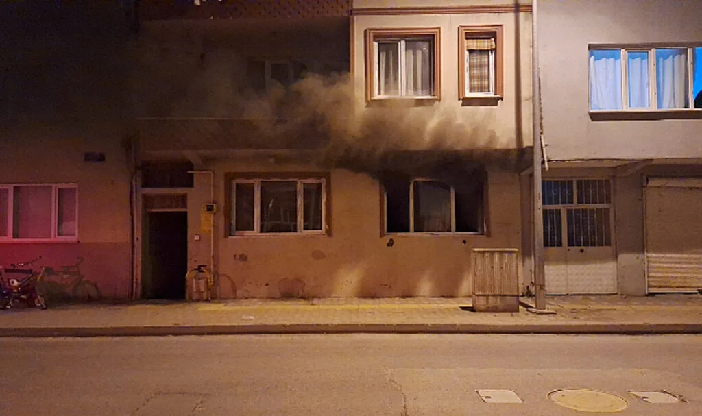 Bafra'da Ev Yandı 3 Yaşındaki Çocuk Mucize Eseri Kurtarıldı
