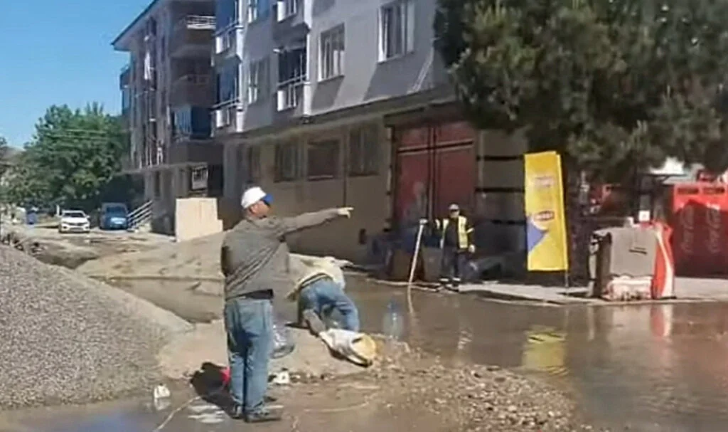 Bafra'da Patlayan Boru Sokağı Göle Çevirdi 