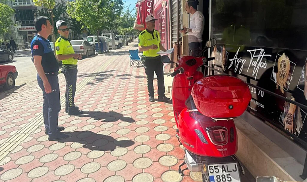 Bafra'da polis ve zabıtadan kaldırım işgaline karşı denetim