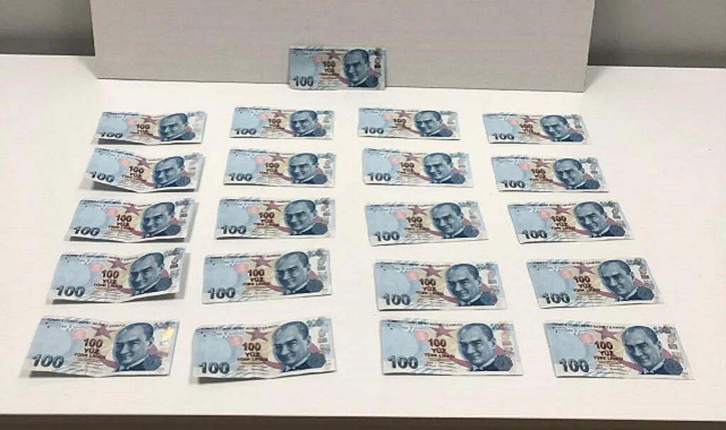 Benzin istasyonu ve yemek kuryesine sahte para veren 2 kişi yakalandı