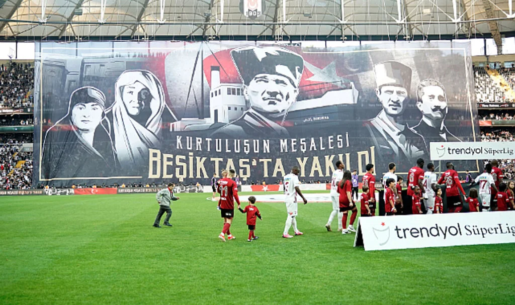 Beşiktaş Taraftarlarından 19 Mayıs'ta Anlamlı Pankart