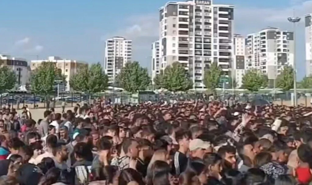 Bilet izdihamı: 16 kişi baygınlık geçirdi
