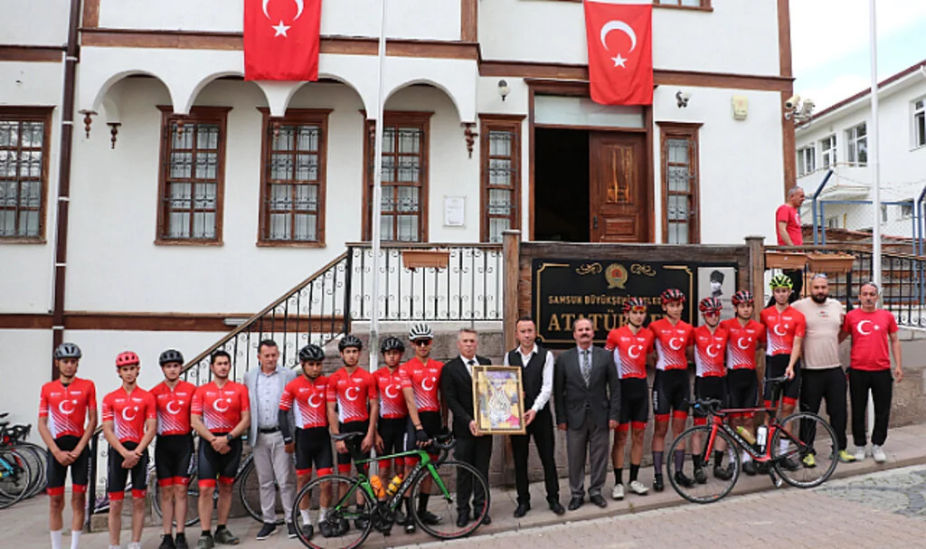 Bisikletçiler Samsun'dan Ankara'ya bayrak ve toprak götürecek