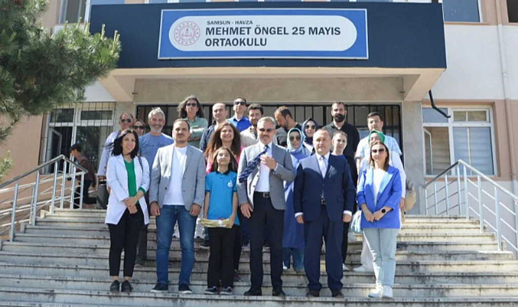 Bursluluk sınavında Türkiye birincileri arasına giren öğrenci ödüllendirildi