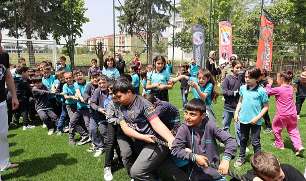 Çocuklar spor şenliğinde coştu