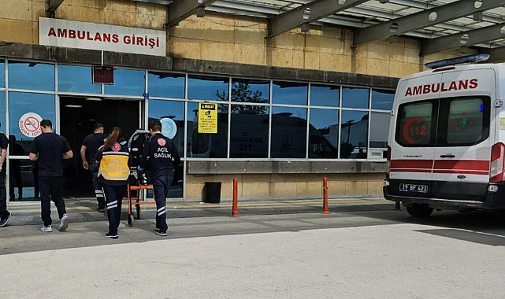 Çorum'da Refüje Çarpan Otomobilde 5 Kişi Yaralandı