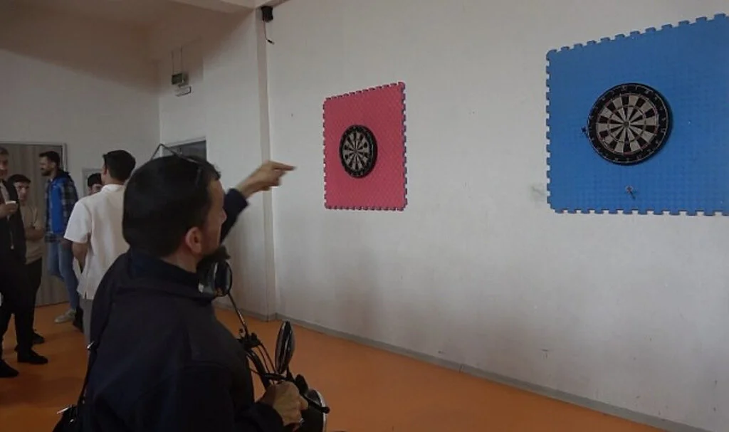 Dart yarışmasında engelli vatandaşlar hünerlerini sergiledi