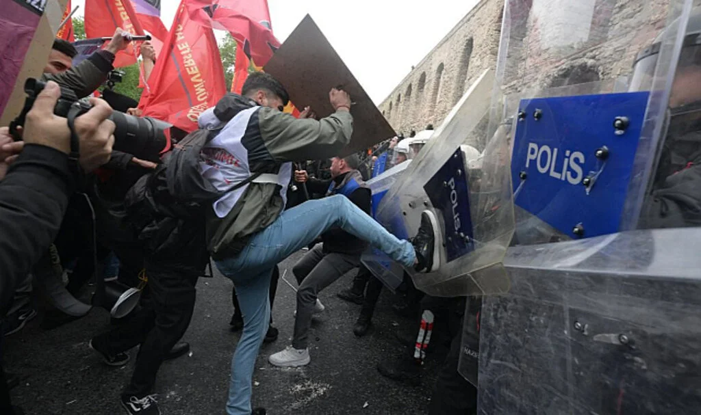 DİSK ve KESK Taksim'den vazgeçti... Saraçhane'de biber gazlı müdahale