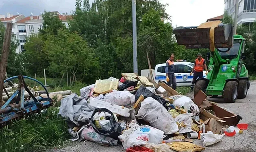 Evden tam beş kamyon çöp çıktı!