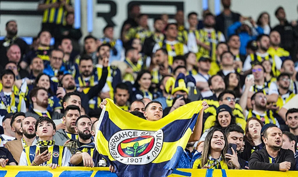 Fenerbahçe tribünlerinden yoğun protesto: Ali Koç istifa sesleri