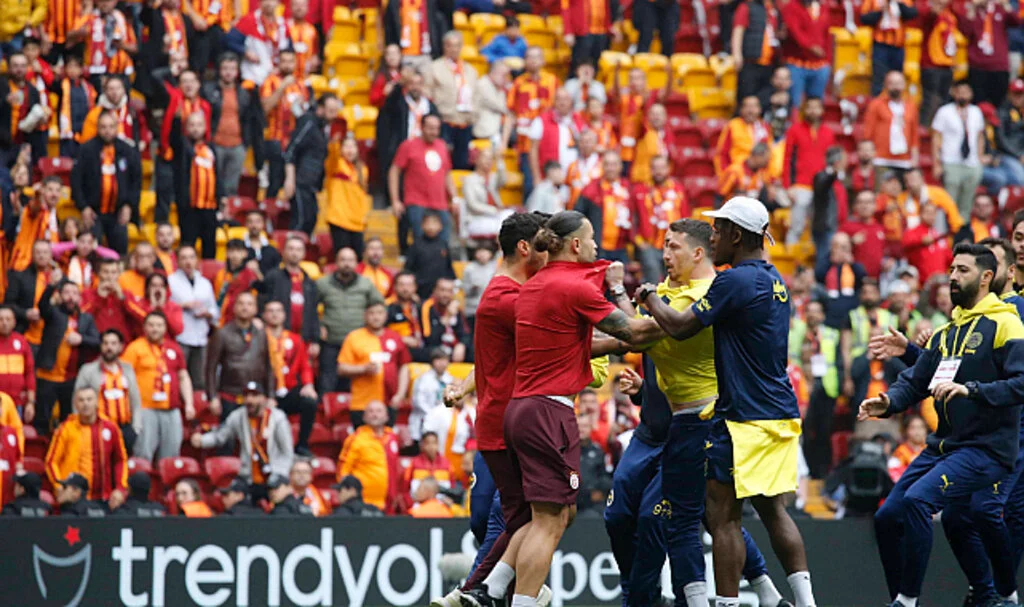 Galatasaray-Fenerbahçe derbisi öncesi kavga! 