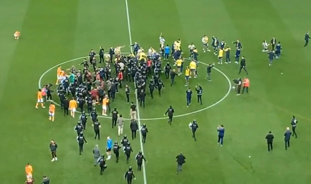 Galatasaray-Fenerbahçe derbisinin sonunda olay çıktı