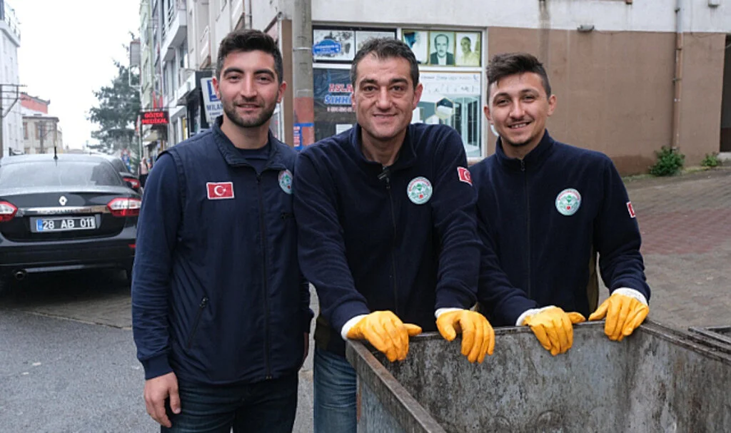 Giresun Belediye Başkanı, 1 Mayıs'ta Temizlik İşçileriyle Birlikte Çalıştı