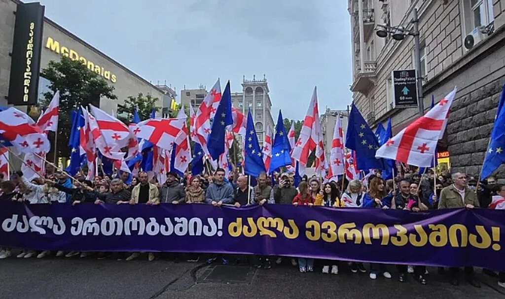 Gürcistan'da 50 Bin Kişi Hükümeti Protesto Etti