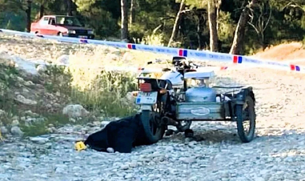 Hain Evlat Annesini Öldürdü Babasını Ağır Yaraladı