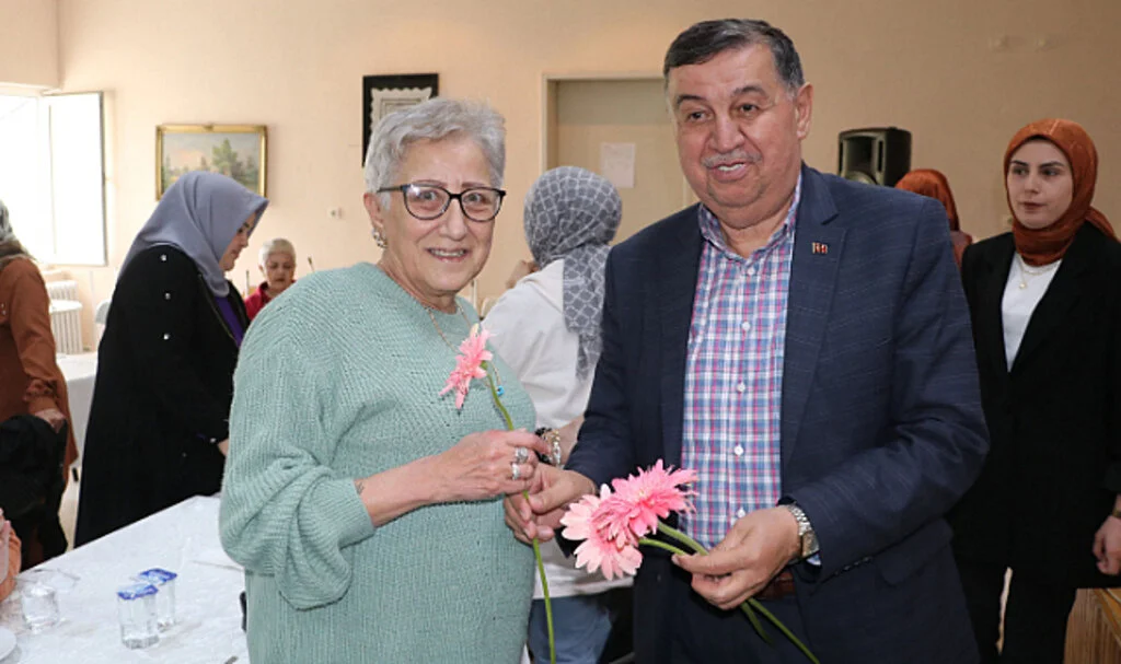 Havza Belediye Başkanı Murat İkiz'den kadınlara karanfil