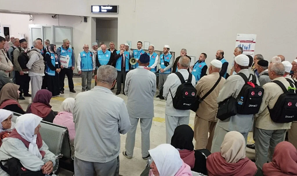 İlk hac kafilesi dualarla uğurlandı
