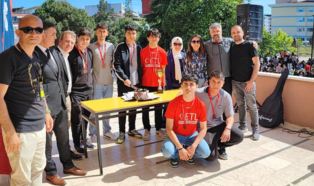 İlkadım Gazi Anadolu Lisesi  başarıyı ödüllendirdi