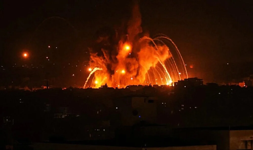 İsrail, Hamas'ın Ateşkes Kabulüne Rağmen Refah'a Saldırıyor