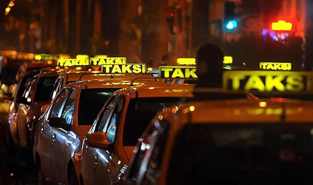 İstanbul'da Sahte Polisler Korsan Taksiciyi Dolandırdı