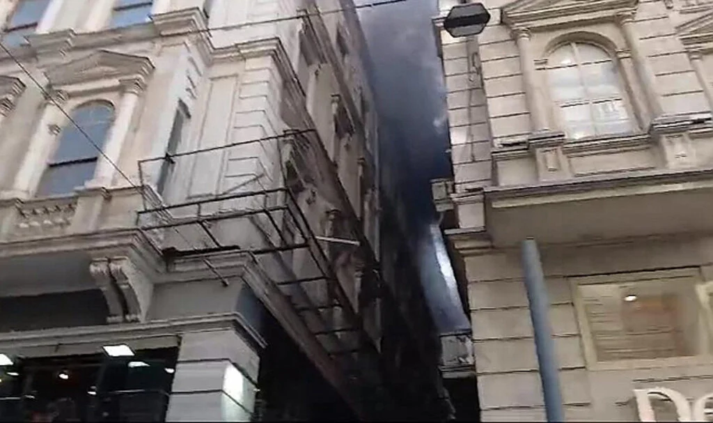 İstiklal Caddesi'nde yangın! Polis bölgeyi boşaltıyor