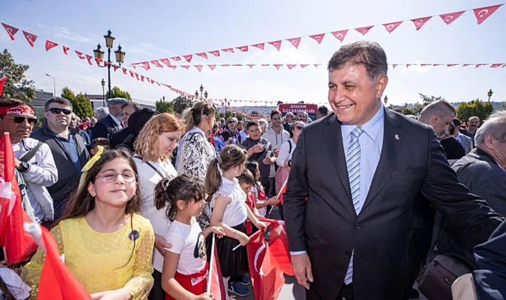 İzmir Büyükşehir Belediye Başkanı Tugay: Samsun'da Kortej Yürüyüşü ve Törende
