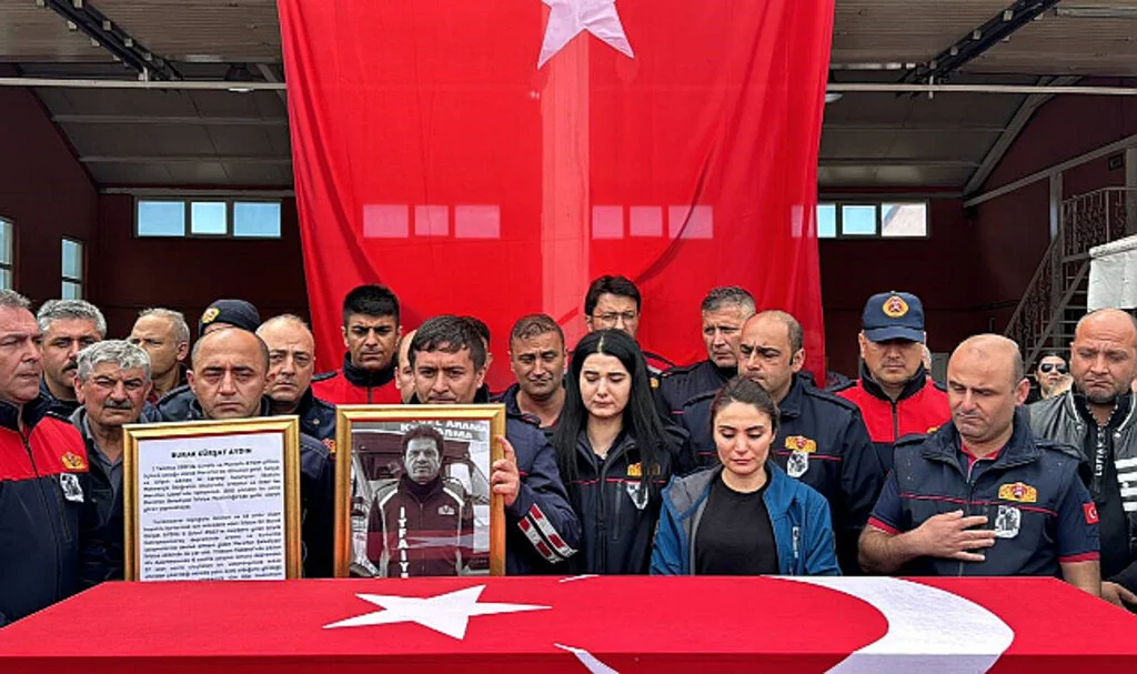 Kahraman itfaiyeci  dualarla uğurlandı 